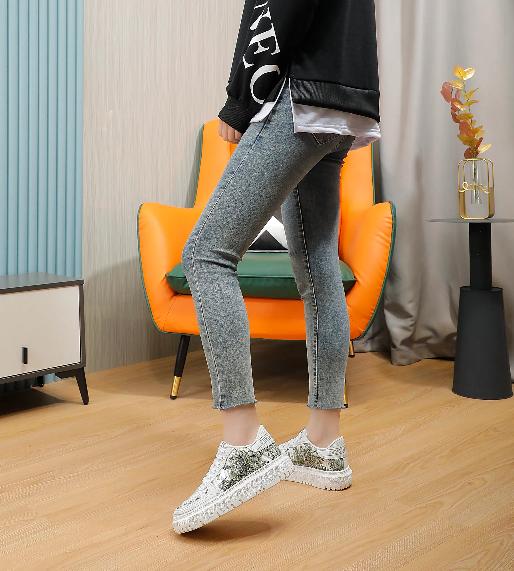 👟👟Ex-factory price 480👟👟 Dior's new casual white shoes, original mold opening, fabric: transparent film 3D printed petal butterfly, mold embossed concave and convex butterfly, laminated hot melt adhesive breathable mesh with first-layer cowhide➕breathable mesh lining. TPU evacuated outsole Injection latex sheepskin feet Color: red, blue, gray Code number 35-40 (41 can be customized)